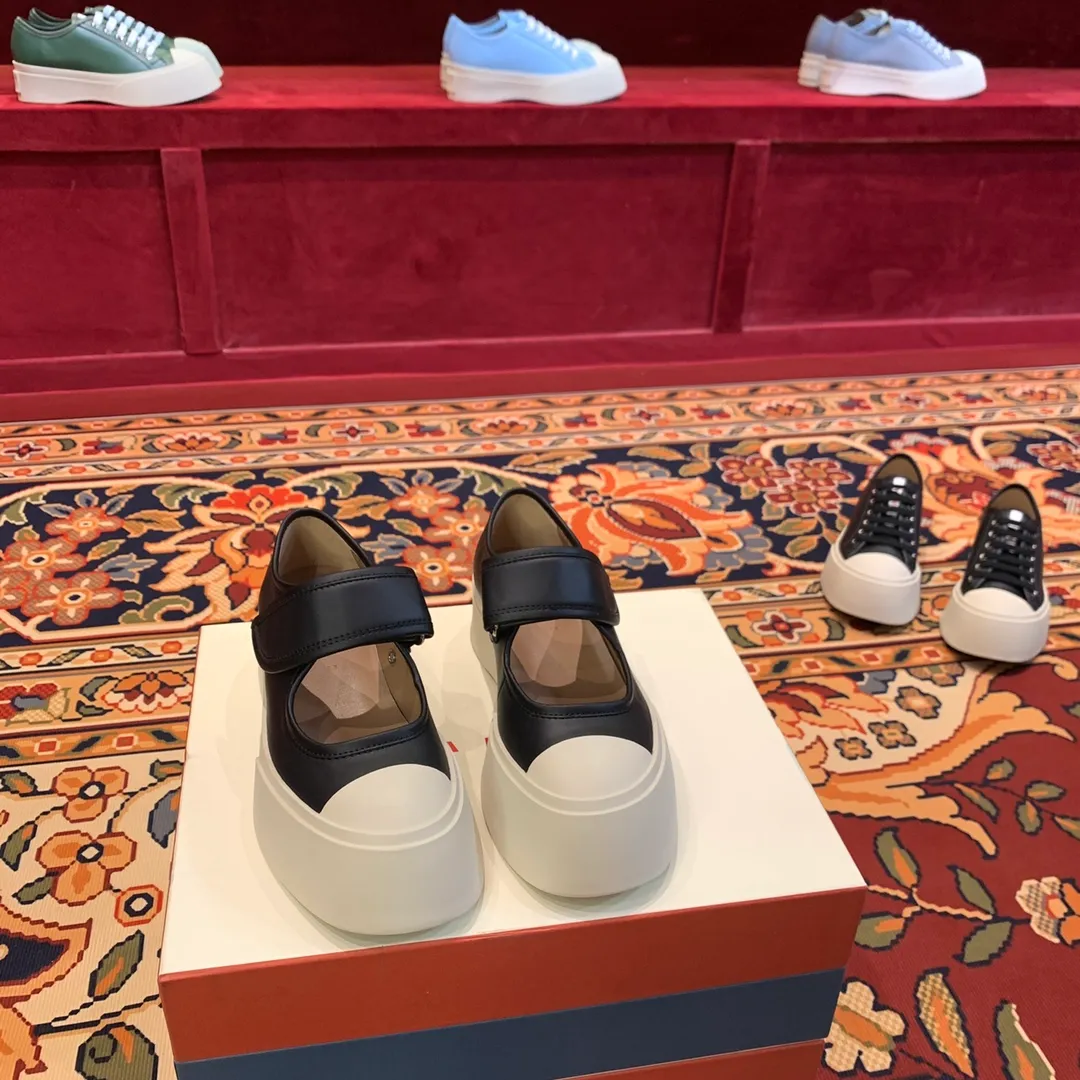 👟👟Ex-factory price 480👟👟 Marni Marni large-toe thick-soled Mary Jane shoes Marni is an independent designer brand from Italy. It has quickly become another big dark horse in the international fashion industry. Zhao Lusi and Song Zuer have the same Velcro large-toe shoes. It took 2 and a half months to purchase 5 pairs of originals, cut them open, open the bottom mold, decide on the materials, and tried again and again, and changed again and again. At present, the material, shape, lines, and outsole are almost the same as the original ones. Even the smell of cowhide is the same, so our shoes never put fragrance in them. The original cowhide smell is unique. 🐂Fabric: imported Bengal cowhide, matte and textured 🐂Inner: semi-matte cowhide, zero color difference 🐂Outsole: Original molded TU👟👟Ex-factory price➕👟👟Ex-factory price U foam 🪄Number of codes: 35 36 37 38 39 40